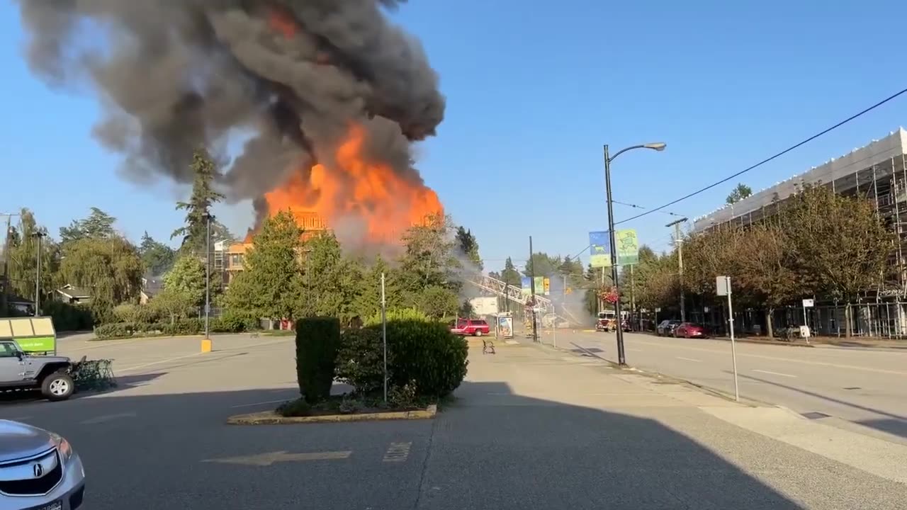 Raging Fire Causes crane collapse in Vancouver