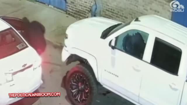 ⚠️"WOW‼ WATCH CRIMINAL BREAK INTO WRONG TRUCK RIGGED WITH FLASH BANGS FOR CRIMINALS"⚠️