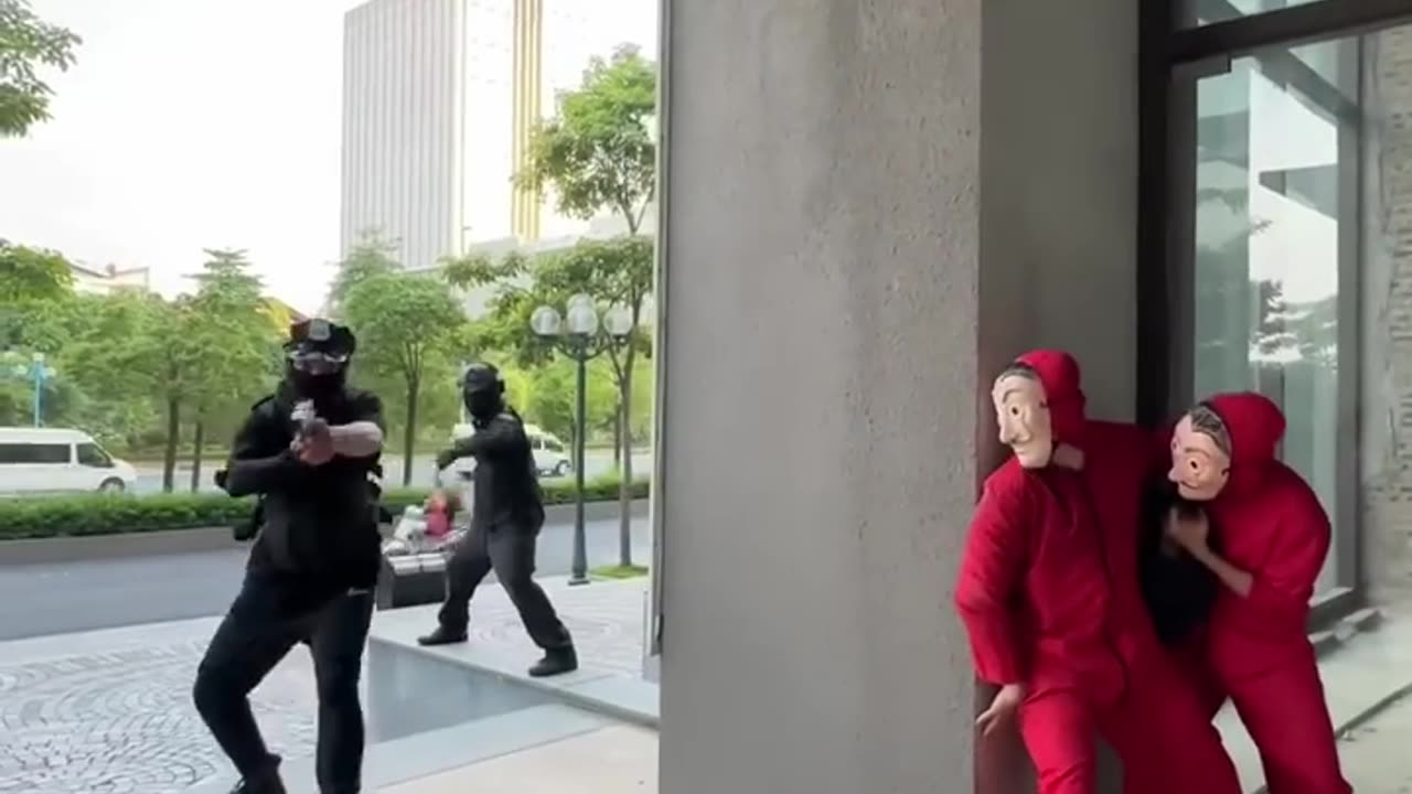 Money heist parkour chased by police