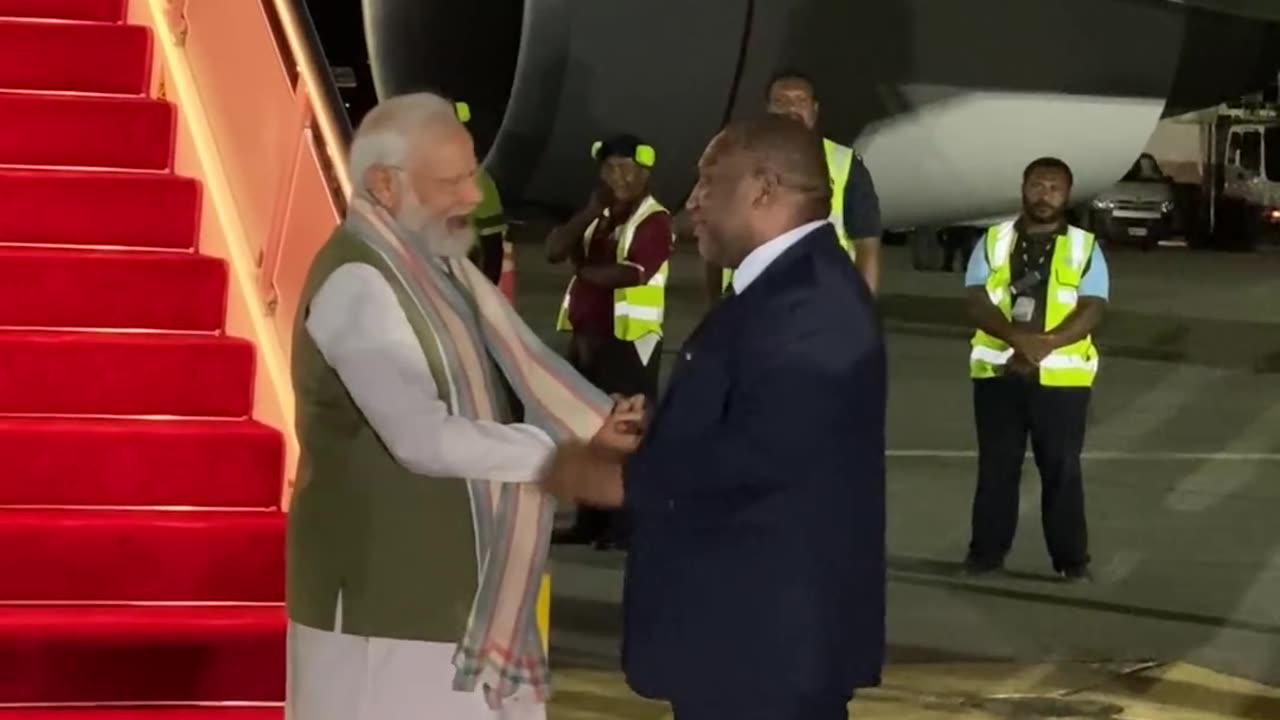 MUST SEE !!! Never seen before visuals! Papua New Guinea PM seeks PM Modi’s blessings