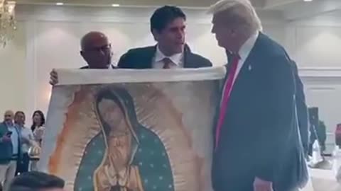 Eduardo Verástegui obsequia la imagen de la virgen de Guadalupe a Donald Trump.