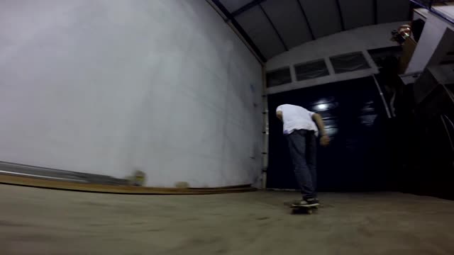 Skateboarder Falls Trying To Grind | Venda Seu Vídeo