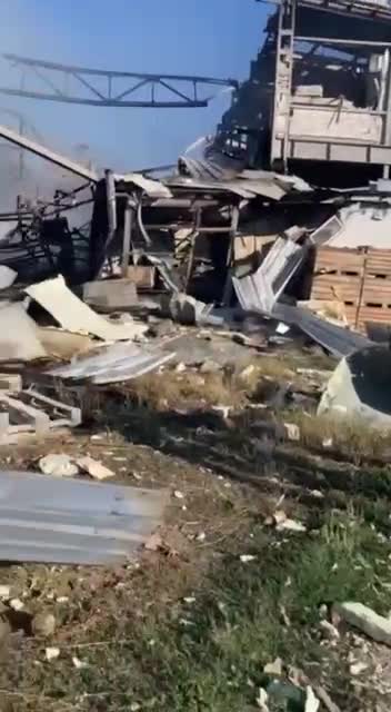 Následky rukého útoku na ukrajinský sklad munice v Nikolajevu