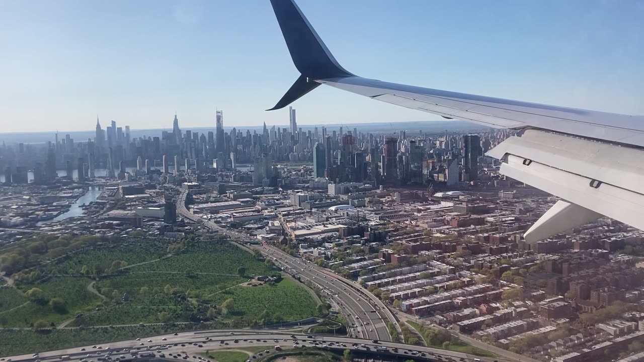 Manhattan Skyline (Landing at LGA)