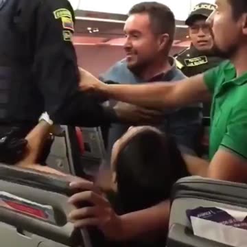 AGRESIÓN A POLICIAS EN AVION