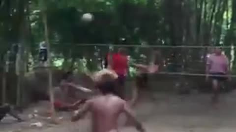 Índios jogando futebol