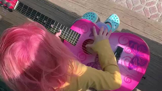 Pinky sings