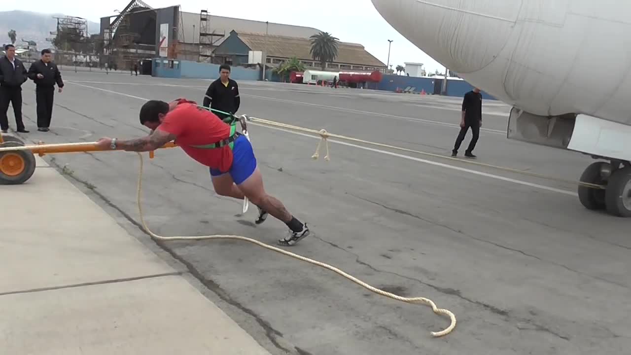 Peruano jala un avion