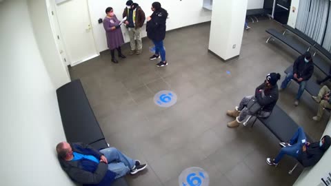 8030FCOB01128BadgingWaitingArea_2021-01-06_06h20min00s627ms.mp4