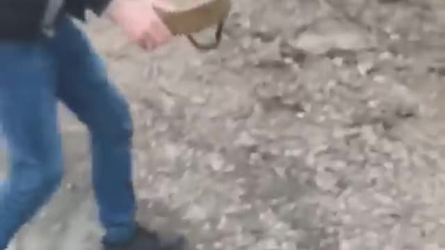 Ukraine civilian moved a mine with bare hands