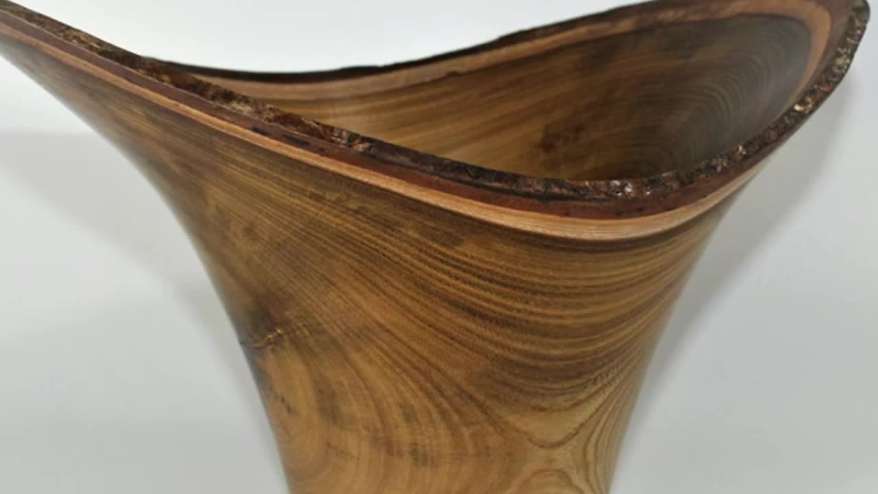 Turn in wooden bowl from wooden log