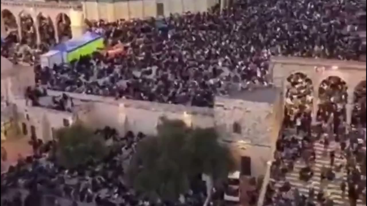 Thousands Of Palestinians gather at Al Aqsa Mosque (DEVELLOPING STORY)