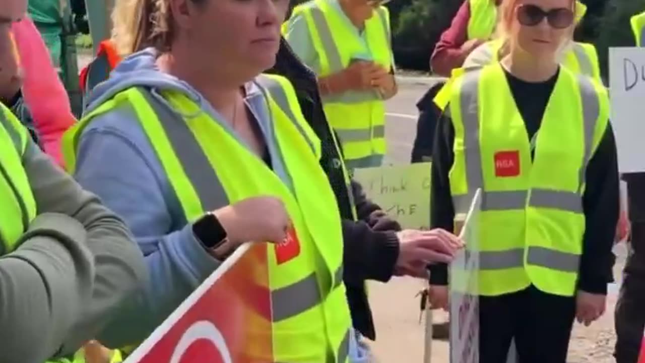 Ireland: Dundrum's 165 population protesting against a plantation of 280 immigrants in their town..