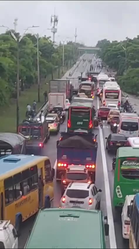 Los tirapiedras olieron agua y salieron a las calles