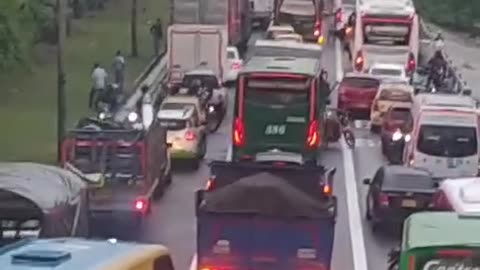 Los tirapiedras olieron agua y salieron a las calles