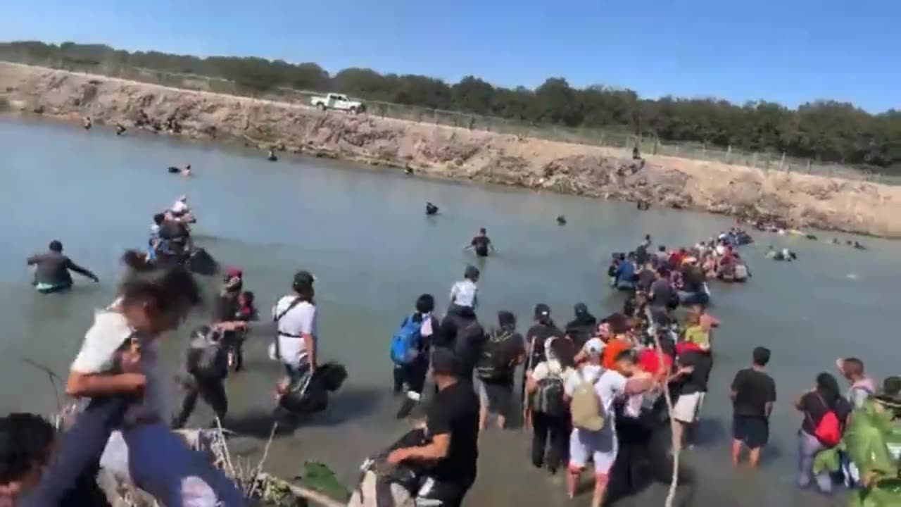 😲 Piedras Negras, Mexico 200, mostly Venezuelans, arrived to the Rio Grande