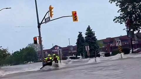 YIKES 😳 Flash flood happening NOW in Mississauga 🇨🇦 outside of Toronto