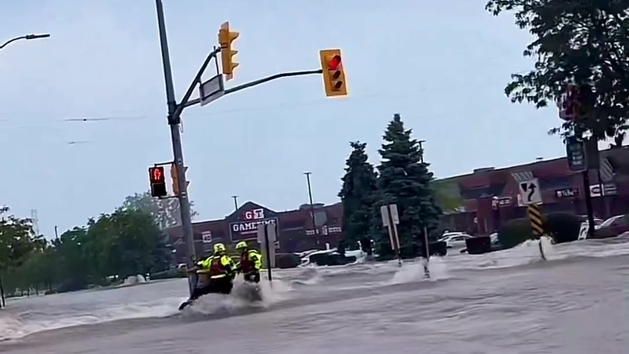 YIKES 😳 Flash flood happening NOW in Mississauga 🇨🇦 outside of Toronto