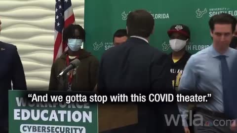 😂I like the reaction of Ron Desantis to students who were wearing face masks. 😂