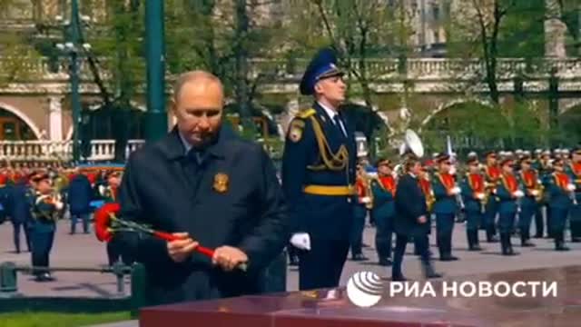 Putin položil květiny k památníku všech měst hrdinů