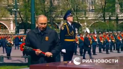 Putin položil květiny k památníku všech měst hrdinů