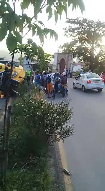 Camión cisterna se estrelló en el sector de Puerta Grande, Girón