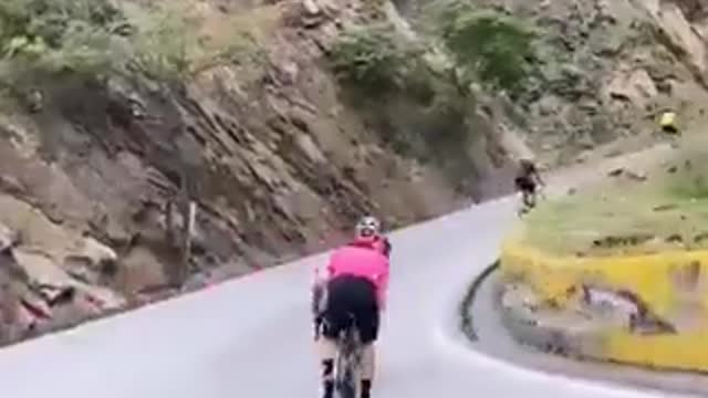 Higuita y Martínez fueron grabados pedaleando a toda velocidad en el Chicamocha