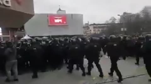 Pogledajte kako policajac u Banja Luci nogom u glavu udara čovjeka koji leži na podu!