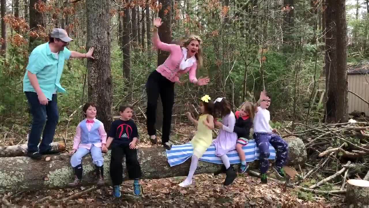 Falla en yoga: épica caída desde un tronco frente a unos niños