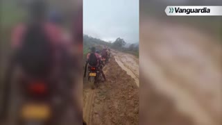 Motocicletas en la trocha de la vereda Arales en Santander