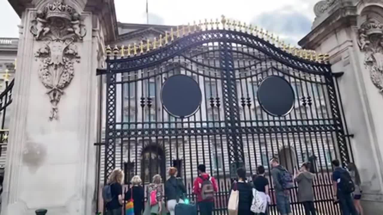 Buckingham Palace THE TWO BLACK MARKS ⚫️⚫️ - May 5th 2022