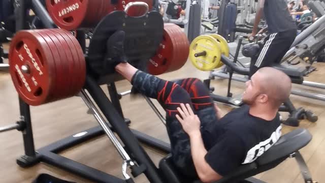 Bodybuilder lifting more then 1200lbs