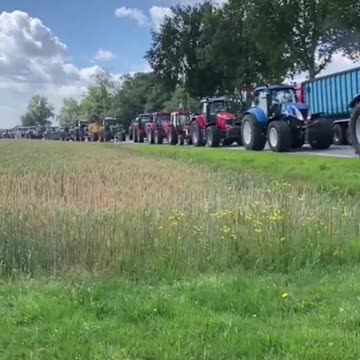 Dutch Farmers blockade highway, dump manure to protest energy policies (June 28, 2022)