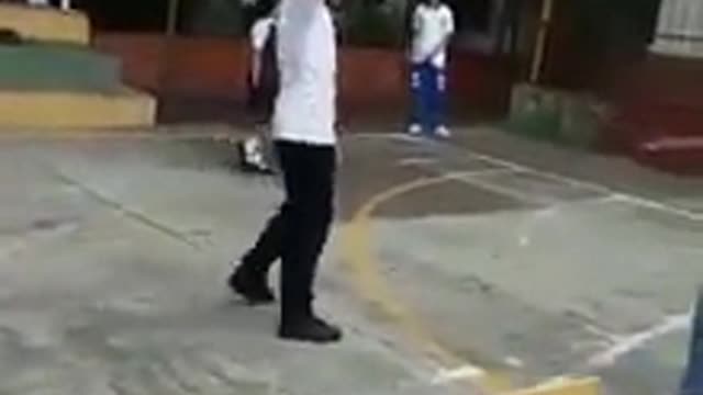 Video: Estudiante de 13 años amenazó a docente con un cuchillo en Bucaramanga