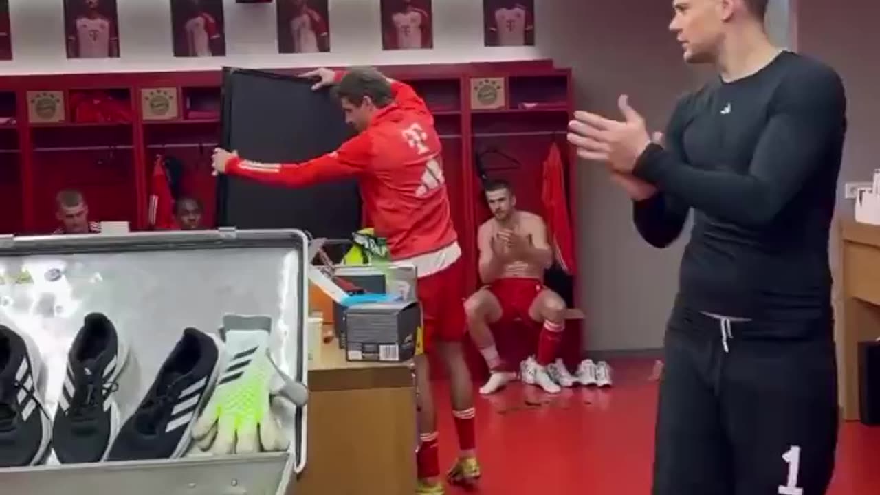 Thomas Muller becomes the first Bayern player this to win 500 games.