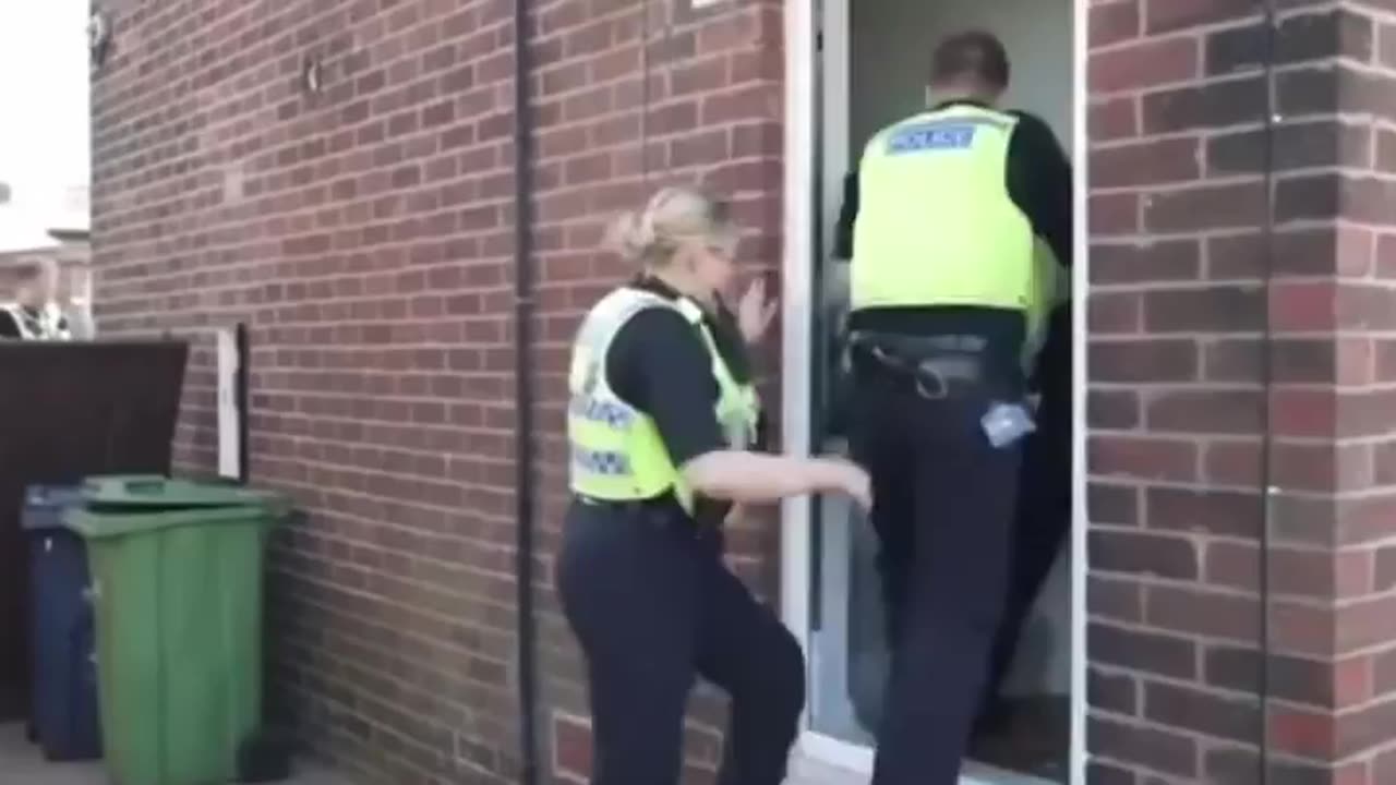 🇬🇧 The British police are going door-to-door in Sunderland arresting people