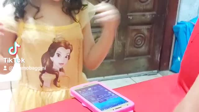 Dançando dancinha do TikTok