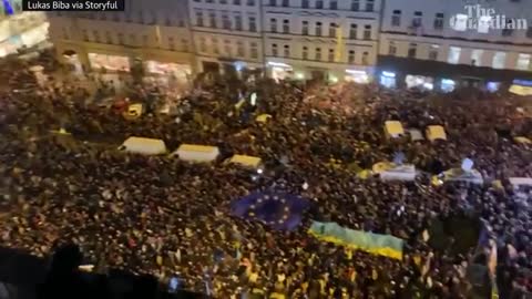 Cheers erupt as Ukraine president addresses huge protest in Prague