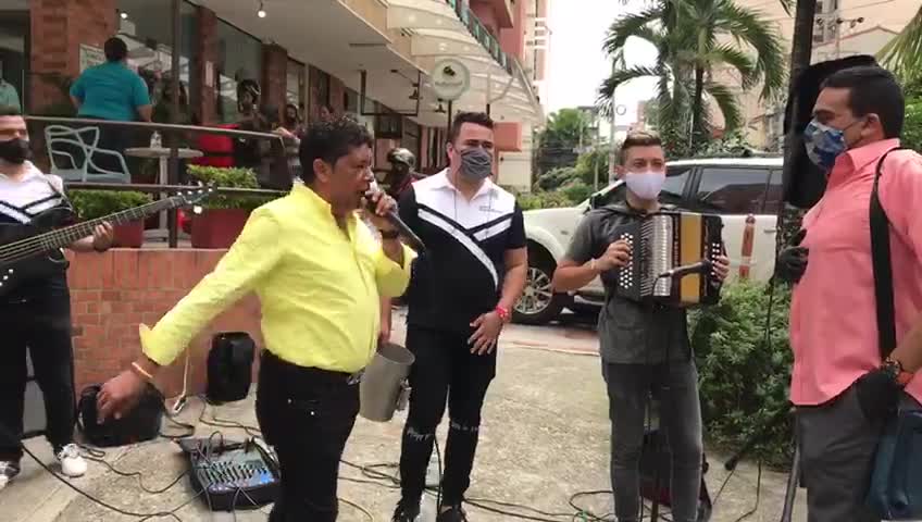 Parrandas vallenatas y mariachis amenizan el Día del Padre en las calles de Bucaramanga