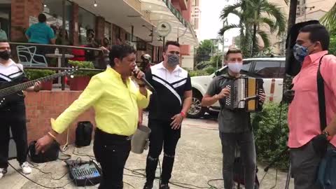 Parrandas vallenatas y mariachis amenizan el Día del Padre en las calles de Bucaramanga