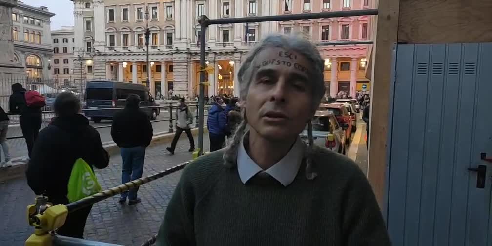 Prof. Davide Tutino settimo giorno di digiuno, davanti a palazzo Chigi