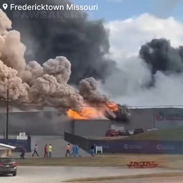 🚨 Fire Triggers Massive Explosion In Fredericktown, Missouri | Lithium Battery Recycling Plant