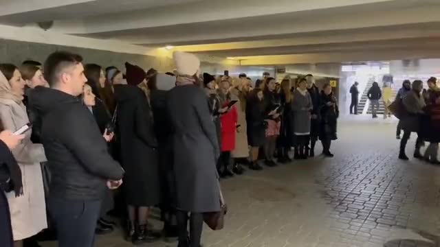 Christen beten in Kiev in der U-Bahn