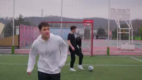 ¡Menuda exhibición! Aybike y Süsen, implacables sobre el campo de fútbol