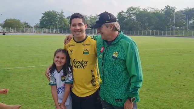 El hincha fiel que permaneció bajo la lluvia, fue invitado al entrenamiento de Atlético Bucaramanga