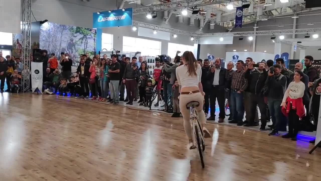 A Girl That Performs Acrobatic on Her Bike Amazingly.