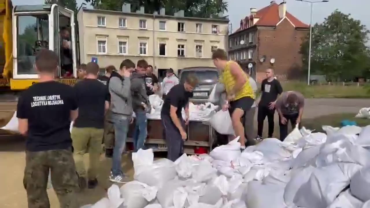 Ponad 300 młodych ludzi zaangażowało się w pomoc przy transporcie i