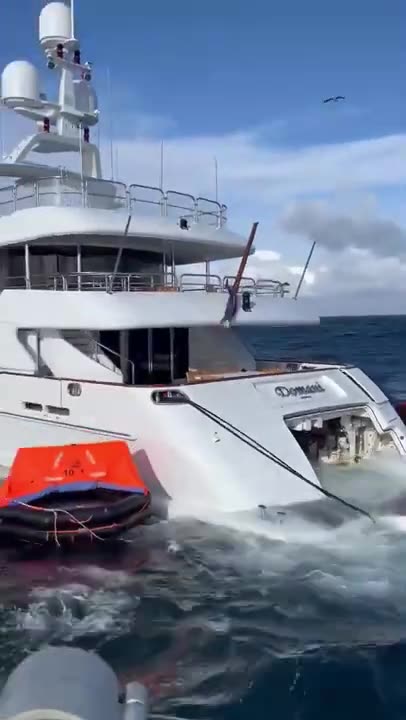 Sinking Mega Yacht😱😱😱