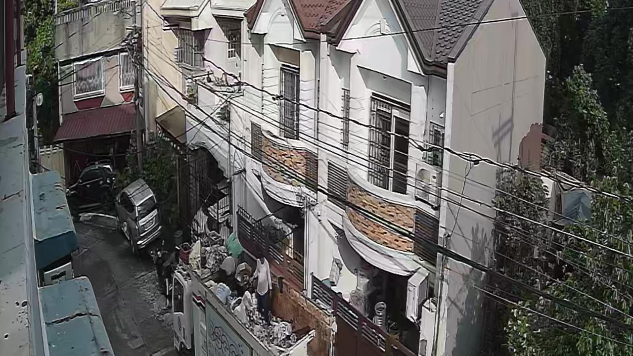 Quezon City Garbage Collector Accepting Bribe