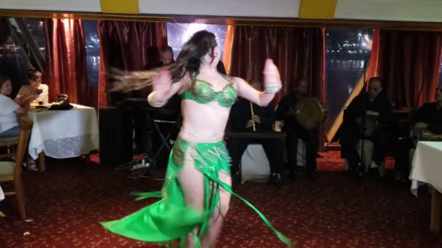 Beautiful girl doing belly dance👀🖤🥀